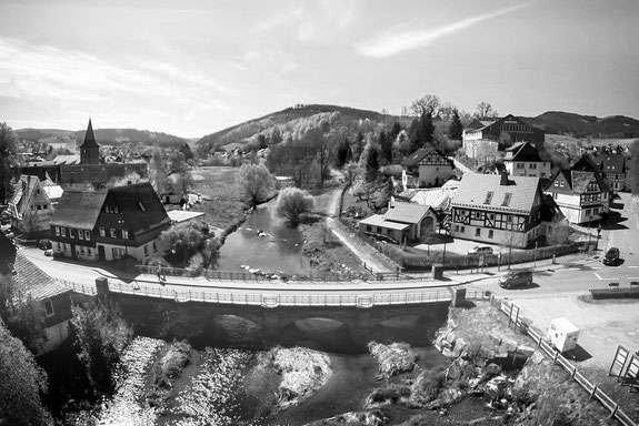 Luftaufnahme von der neuen Wennebrücke in Wenholthausen. Links steht Hanfranzes Haus, rechts, der freie Platz, war Standort vom Hotel Wennetal.