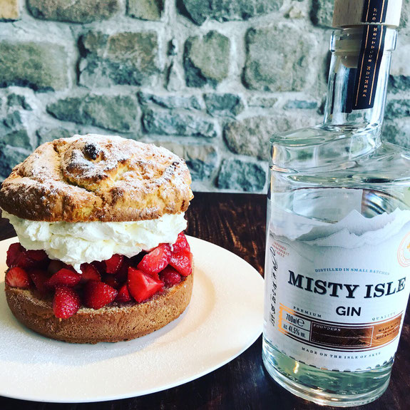 Hillstone Misty Strawberry Shortcake: ein Gebäckstück dick gefüllt mit frischen Erdbeeren und Schlagsahne, neben einer Misty Isle Gin Flasche