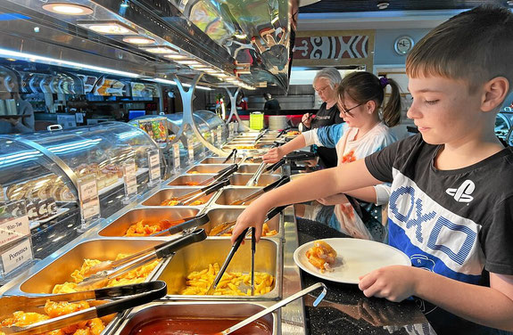 Kinder am Buffet