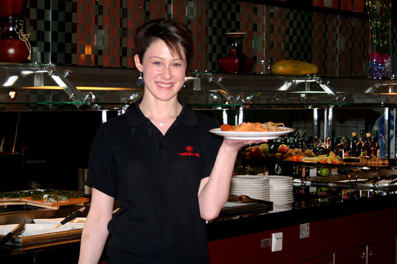 Kellnerin bedient im asiatischen Restaurant