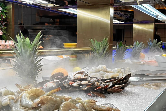 Roher Fisch, Muscheln und Garnelen für den Teppanyaki Grill
