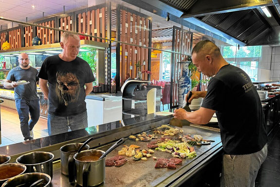 Chinesischer Koch am Grill