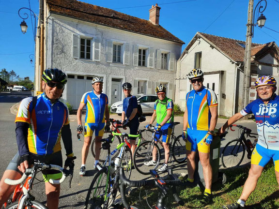 Petit moment de pause pour la photo souvenir. Ils sont très beaux les vélos ... mais aussi les cyclistes