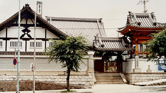 油阪町の教行寺50年前の様子。