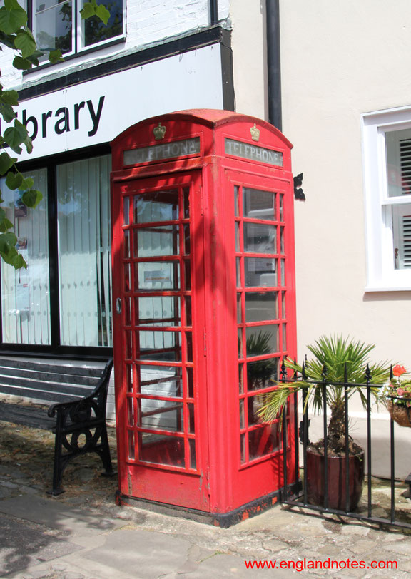 Die Geschichte der englischen Telefonzellen: Englische Telefonzelle vor der Bibliothek in Lenham in Kent, England.