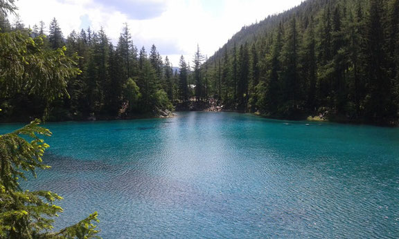 Ein See in einem Wald stellt einen ganz besonderen Kraftort dar