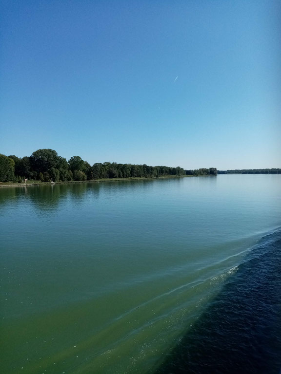 Aufs Wasser schauen und die Landschaft auf sich wirken lassen