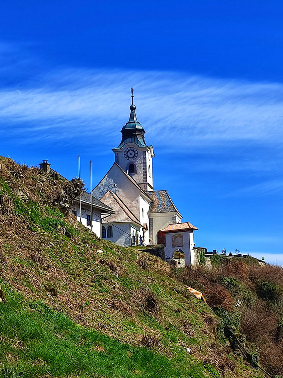 Die Kirche am Sternberg wurde auf einem riesigen Felsen erbaut