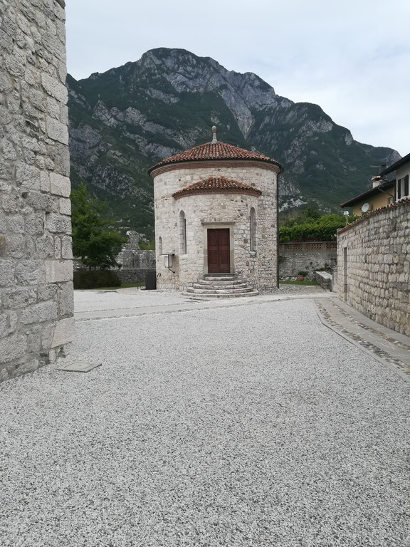 Die Stadtmauer von Venzone stammt aus dem 14. Jahrhundert