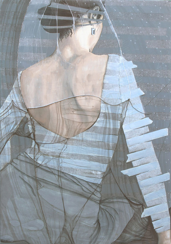 Peinture d'une femme de dos avec torsion gracieuse, justaucorps de danseuse à rayures bleues, boucle d'oreille et chignon, technique mixte avec couture, fil, tissu, transparences artiste contemporain français