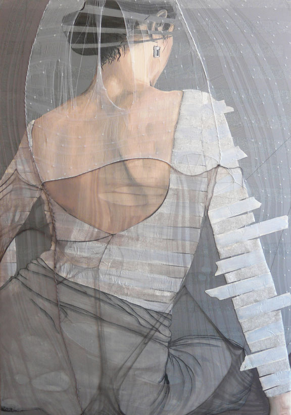 Peinture contemporaine de Settimia Taroux intitulée « Kintsugi, Aurélie » : femme de dos drapée dans des textures translucides, mêlant fragilité et silence. A travers des matières superposées, le Kintsugi suggère la beauté des cicatrices intérieures. 