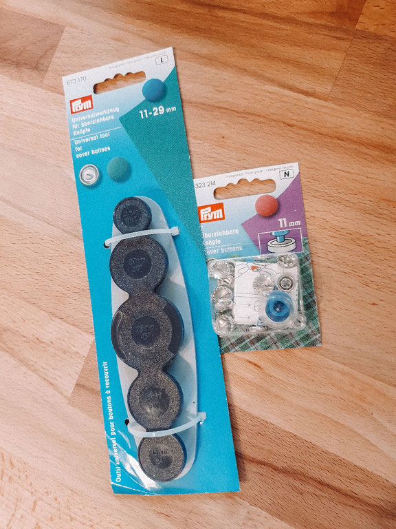 Werkzeug für überziehbare Knöpfe (links) und überziehbare Knöpfe, 11 mm (rechts)