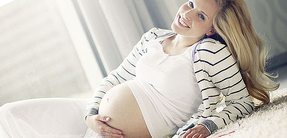 Tolle Fotos machen lassen zur Schwangerschaft mit Babybauch beim Fotoshooting