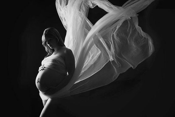 Aktfotografie mit Babybauch Schöne Schwangerschaftsfotos in Osnabrück machen lassen