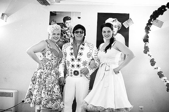 Hochzeitsfotograf fotografiert Porträt mit Elvis Presley auf einer Hochzeit in Osnabrück