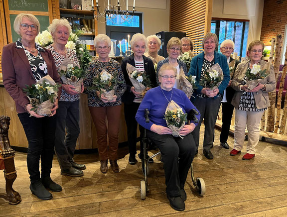 v. l. Karin Henschen, Antje Carstens, Ingelore Carstens, Hanna Hadenfeldt, Marie Luise Kock, Uschi Voß, Renate Göttsche, Anke Abel, Lisa Ötjens, Ilona Hargens, vorne: Martha Hansen