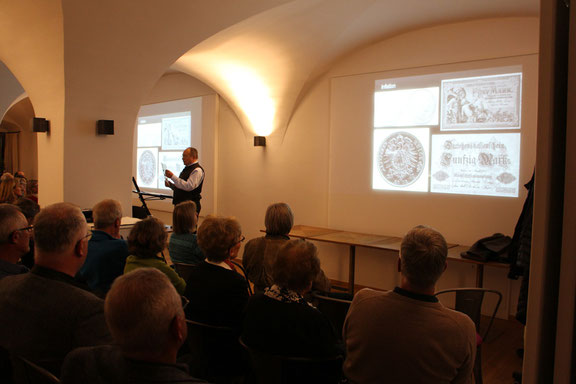 Bürgermeister Leonhard Wöhr beim Vortrag. Foto: Hatzl