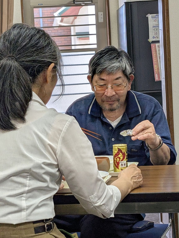 ほっとタイムの定位置に座って日曜日の午後をたのしまれる寛さんです。教会には毎週、一番早い時間に来て下さいます。お母さまの九四子さんが天に召されてしばらくして信仰生活を本格的に復活されました。
