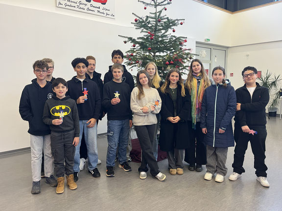 Auf dem Foto zur Aktion zu sehen sind Vertreterinnen und Vertreter der Schulen.