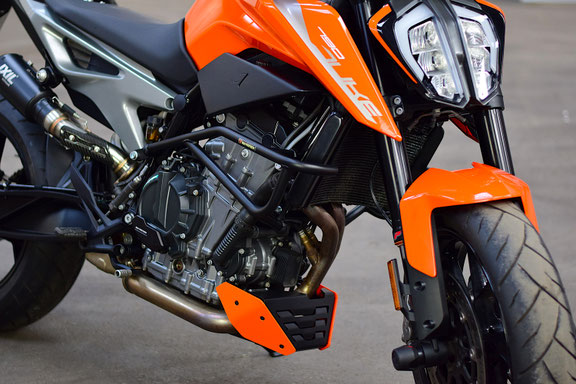 SW-Motech Bugspoiler in Orange an KTM 790-890 Duke. Schräg von vorne