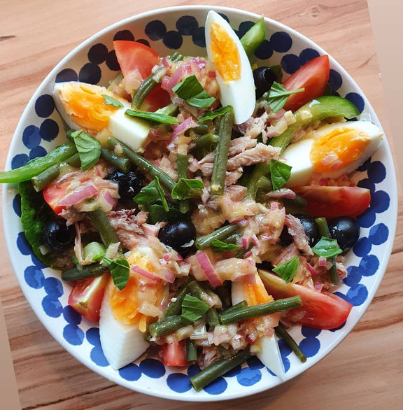 Französischer Salade Niçoise mit frischem Gemüse 