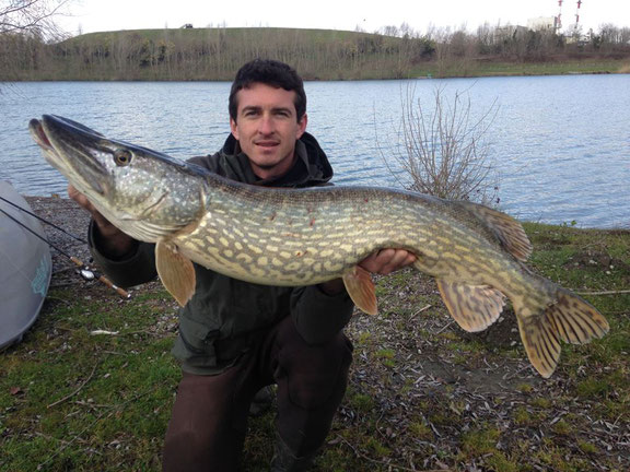 pêcheurs à la mouche du bord et en float tube