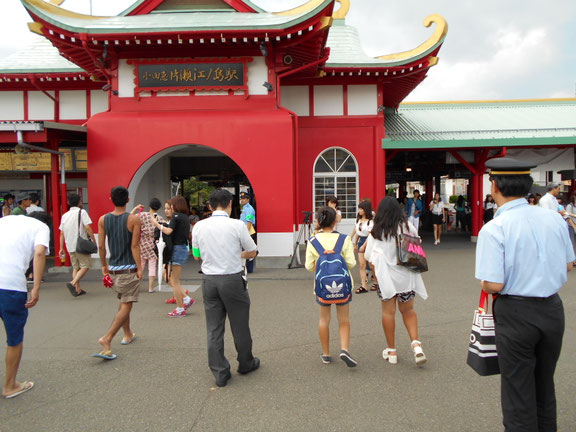 観光客も多く訪れる片瀬江ノ島駅前にて呼びかけをしました