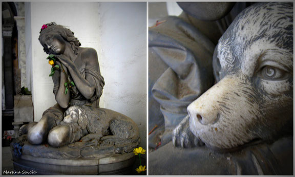Cimitero di Staglieno, Genova. La rappresentazione di un cane, fedele alla sua padrona per l'eternità.
