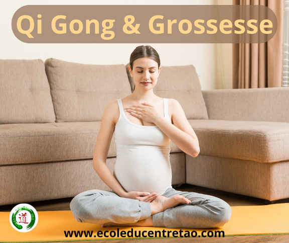 Jeune femme enceinte assise en demi-lotus pratiquant la respiration consciente qi gong dans son salon.