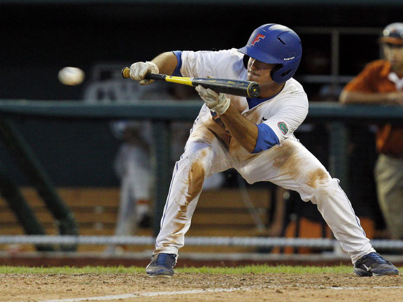 Nella foto lo scomparso gioco del bunt (Bruce Thorson-USA TODAY Sports)
