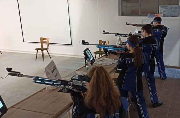 v. l. Lena Hasse, Mona Sommer, Noah Sommer, Nils Schumaeker beim Luftgewehr-Training