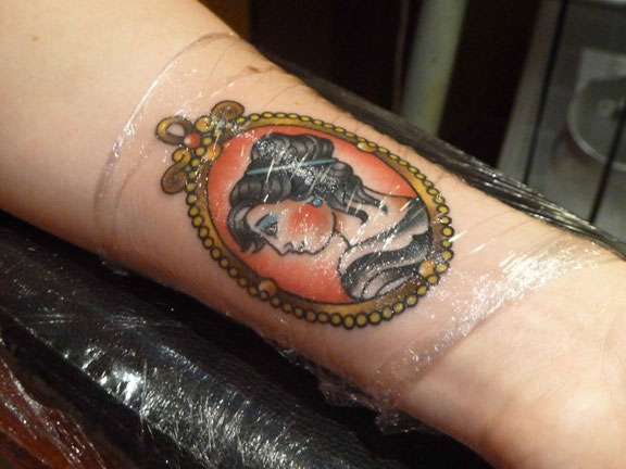El film debe retirarse unas horas depués de la realización del tatuaje.
