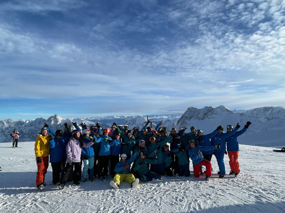 Unsere Skilehrer als Gruppenfoto im Schnee bei blauen Himmel 
