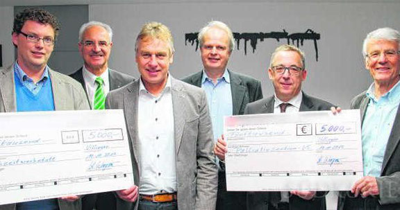 Im Bild (von links) Bernd Hempen vom Kifaz, Herbert Wagner und Joachim Riegger von den Lions, Kulturamtsleiter Andreas Dobmeier, Robert Göhring, Präsident des Lions Club Villingen und Klaus Lang, der den Scheck in Empfang nimmt. Bild: Fein