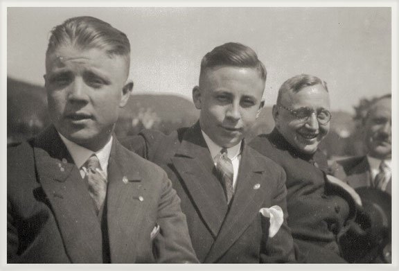 rechts im Bild: Lehrer Bernhard Gilberg, daneben Präses Karl Kirchberg, Bildmitte: Robert Schrage, linke Person unbekannt