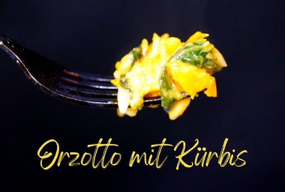 Risoni, Orzo oder Kritharaki in der Art eines Risotto mit Kürbis gekocht.