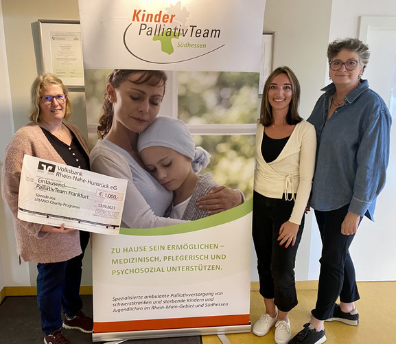 Spendenübergabe am Standort des KinderPalliativTeams in Frankfurt: Frauke Frömmel (Kinderkrankenschwester), Nina Müller (Sozialpädagogin) und Amélie Reuß (Kinderkrankenschwester) nahmen den Spendenscheck entgegen.