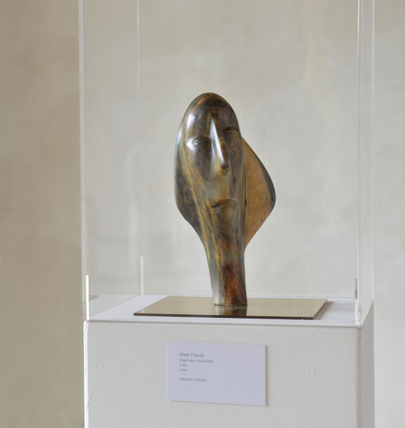 Heidrun Feistner: Alter Friede / Ange vieillissant de la paix / Old Angel of Peace / Für Albert Schweitzer / Engel der Geschichte / Stein / 25,5 cm / 2022 / Foto Markus Scholz RFB