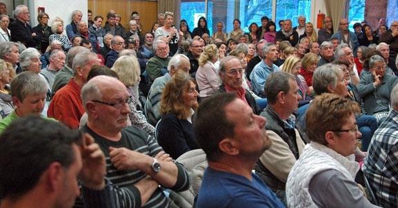 à Villecroze, une salle pleine, majoritairement contre le parc éolien