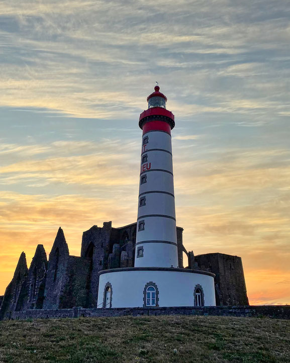 Ruinen der Abtei Saint-Mathieu und der Leuchtturm, Sonnenuntergang im Finistère.