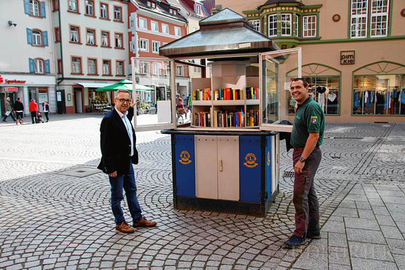 Der Bücher-Pavillon wird drei Jahre alt. Robert Göhring (links) und Roland Brauner vom Lions Club sind stolz, dass ihr Angebot so gut angenommen wird. | Bild: Sebastian Küster