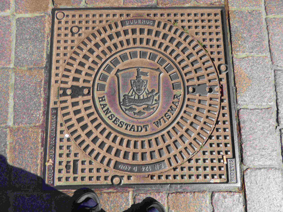 Gullydeckel mit dem Wappen von Wismar