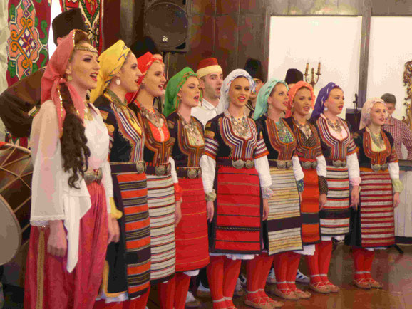 Serbische Folkloregruppe in Belgrad