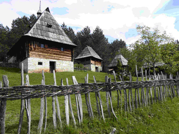 Bauernhäuser im Ethnodorf Zlakusa 