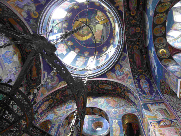 Kuppel mit Mosaiken des Mausoleums der jugoslawischen Könige in Topola, Serbien