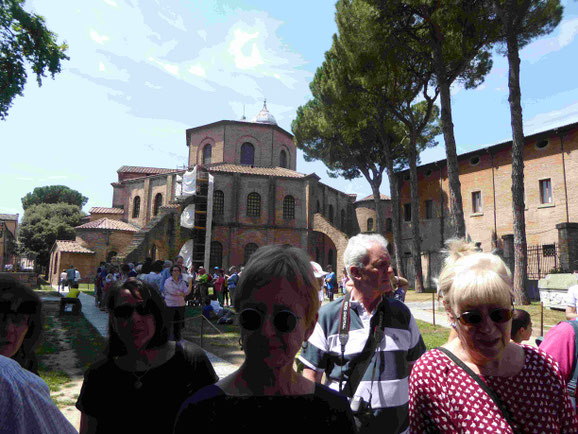 Warten am Mausoleo di Galla Pacida, im Hintergrund die Kirche San Vitale in Ravenna