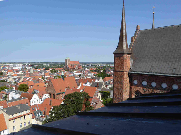 Blick von St. Georgen auf die Heilig Geist Kirche, die Nikolaikirche und die Ostsee