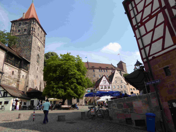 Blick auf die Stadtmauer und die Kaiserburg