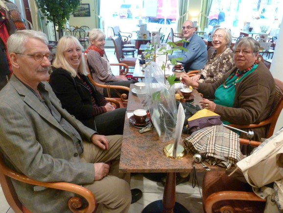 TKK-Mitglieder im Café