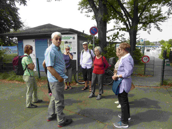 Warten auf die Fähre in Grünau